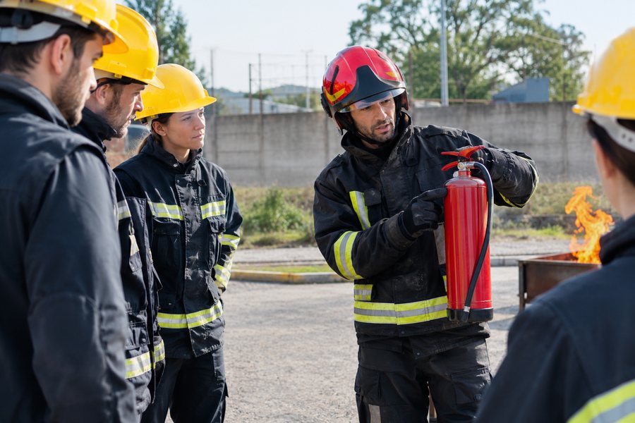 Addetti antincendio durante una prova pratica con l'estintore